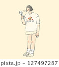 暑い夏に携帯扇風機で涼む女性 127497287