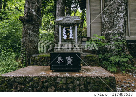 新屋山神社奥宮の静寂な森に佇む祈りの祭壇　金運　パワースポット 127497516