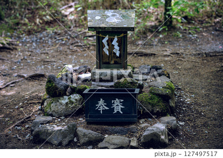 新屋山神社奥宮の静寂な森に佇む祈りの祭壇 金運 パワースポット 新屋山神社奥宮の静寂な森に佇む祈りの祭壇 金運 パワースポット 127497517
