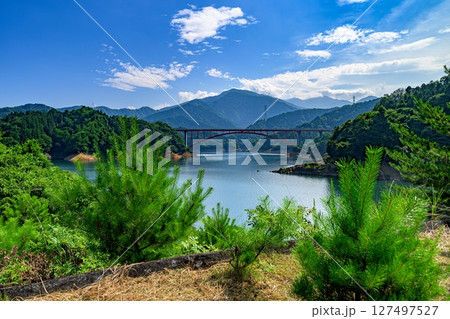 青空に映える宮ヶ瀬湖と山並みの絶景パノラマ　神奈川県愛甲郡清川村 127497527