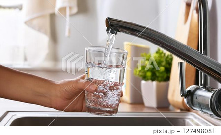 台所の蛇口から水をグラスに注ぐ 127498081