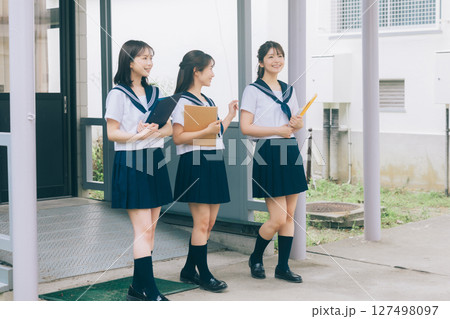 教室移動する女子高生 127498097