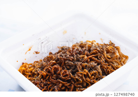 黒胡椒たっぷりカップ焼きそば 黒胡椒たっぷりカップ焼きそば 127498740