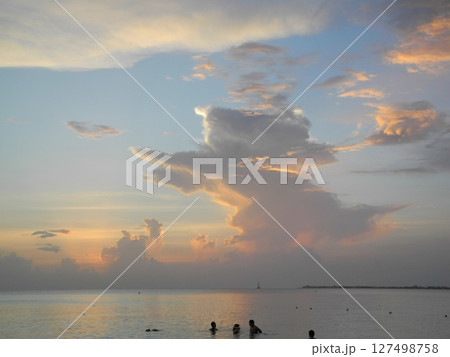 カリブ海グランドケイマンのビーチに現れた雲の天使 127498758