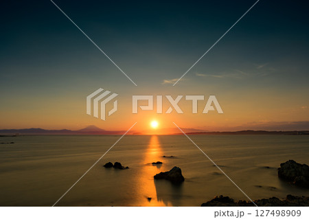 輝く夕日が水平線に沈む葉山森戸海岸の美しい光景　神奈川県 127498909