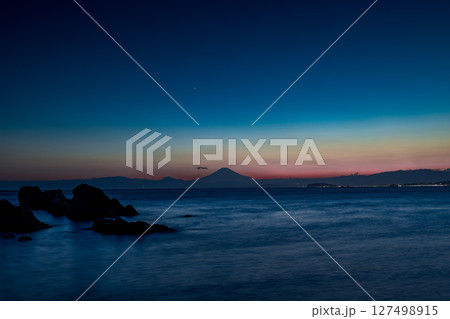 森戸海岸の海と空が織りなす神秘的なマジックアワー　神奈川県　湘南　葉山町 127498915