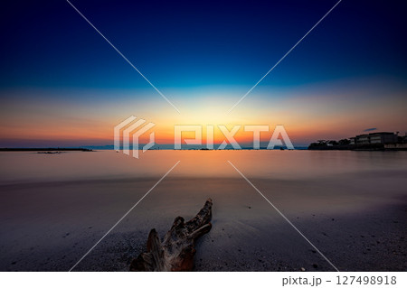 真名瀬海岸の静寂に染まる美しいマジックアワー　神奈川県　湘南　葉山町 127498918