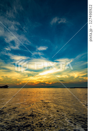 長者ヶ崎海岸に広がる壮大な夕焼けの空と海　神奈川県　湘南　葉山町 127498922