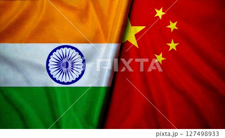中国とインドの国旗。 127498933