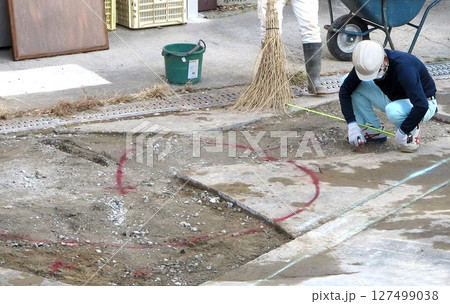 公共下水道工事現場　公共ます設置　埋設標識 127499038