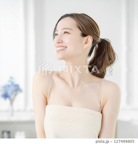 美容とスキンケアを意識した笑顔の若い女性モデル 127499805