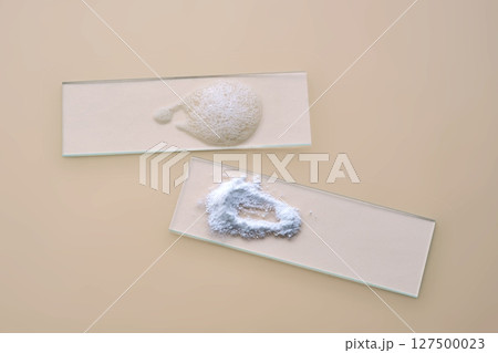 The texture of enzyme powder before and after foaming. Cleansing the skin. The texture of enzyme powder before and after foaming. Cleansing the skin. 127500023