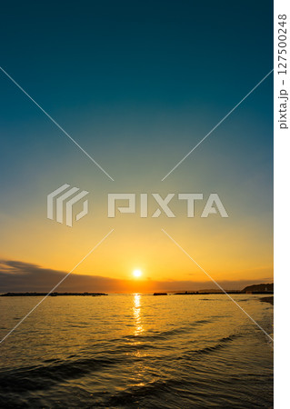 黄金色に染まる諏訪町下海岸の美しい夕景 神奈川県 湘南 葉山町 黄金色に染まる諏訪町下海岸の美しい夕景 神奈川県 湘南 葉山町 127500248