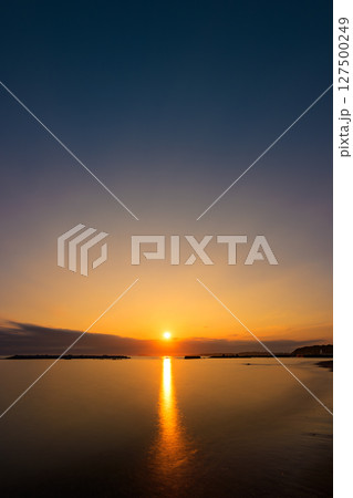 黄金色に染まる諏訪町下海岸の美しい夕景 神奈川県 湘南 葉山町 黄金色に染まる諏訪町下海岸の美しい夕景 神奈川県 湘南 葉山町 127500249