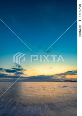 静寂に包まれた森戸海岸のマジックアワーの風景　　神奈川県　湘南　葉山町 127500256