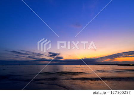 静寂に包まれた森戸海岸のマジックアワーの風景　　神奈川県　湘南　葉山町 127500257
