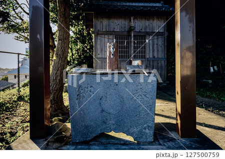熊野神社の参拝前に手を清める伝統の手水舎 神奈川県横須賀 熊野神社の参拝前に手を清める伝統の手水舎 神奈川県横須賀 127500759