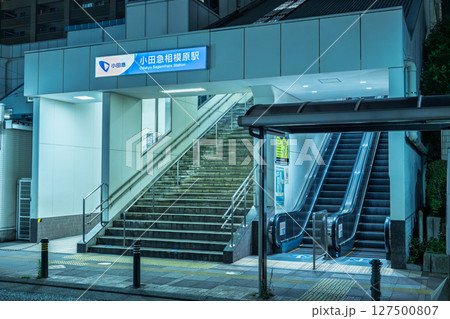 夜の小田急相模原駅（南口） 127500807