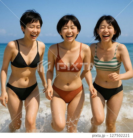 ショートヘアの女性3人が水着で波と戯れて大はしゃぎの場面を生成 ショートヘアの女性3人が水着で波と戯れて大はしゃぎの場面を生成 127502221