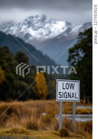 Low Signal Sign in Autumn Mountain Forestのイラスト素材 [127503028] - PIXTA