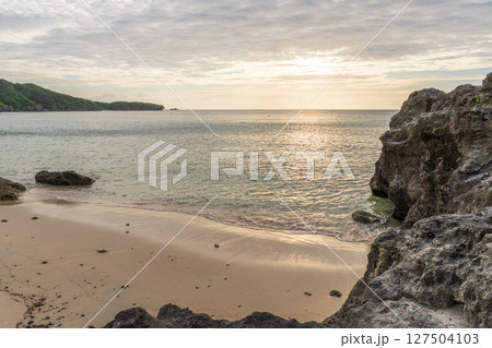 南の島の海岸の静かな夕暮れ 127504103
