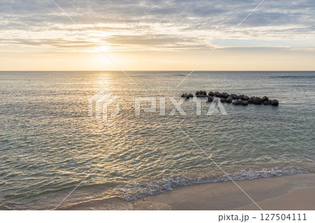 南の島の海岸の静かな夕暮れ 127504111