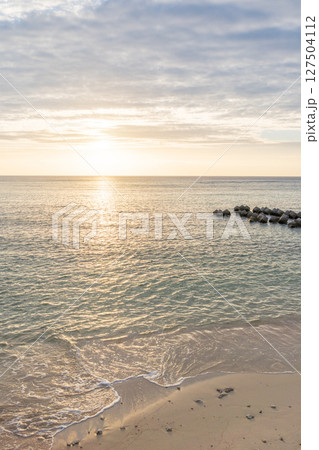 南の島の海岸の静かな夕暮れ 南の島の海岸の静かな夕暮れ 127504112