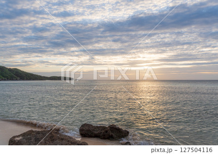 南の島の海岸の静かな夕暮れ 127504116