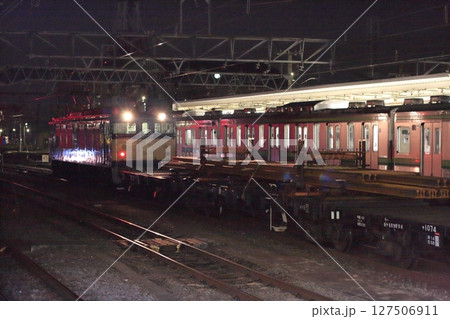 夜のJR八王子駅に停車中のEF64牽引のレール輸送列車_2010/3/20撮影 127506911