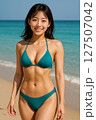 ビーチにいる水着の若い女性 127507042