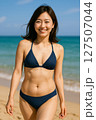 ビーチにいる水着の若い女性 127507044