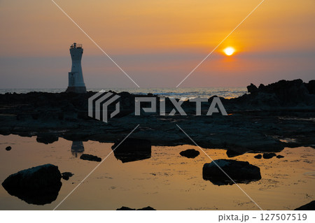 佐渡島　長手岬の夕日 127507519