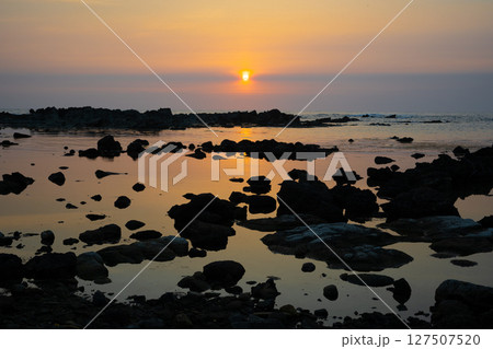 佐渡島　長手岬の夕日 127507520