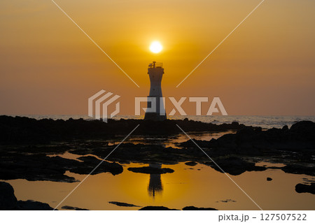 佐渡島　長手岬の夕日 127507522