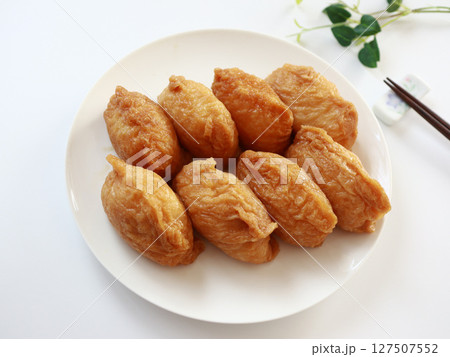 手作りのいなり寿司 白背景 手作りのいなり寿司 白背景 127507552