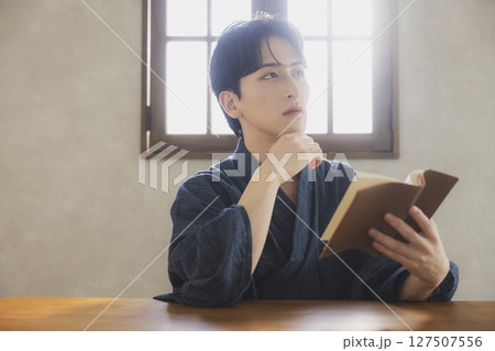 浴衣の若い男性 127507556