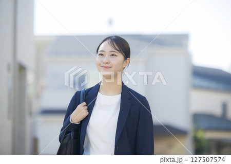 スーツを着た若い女性 スーツを着た若い女性 127507574