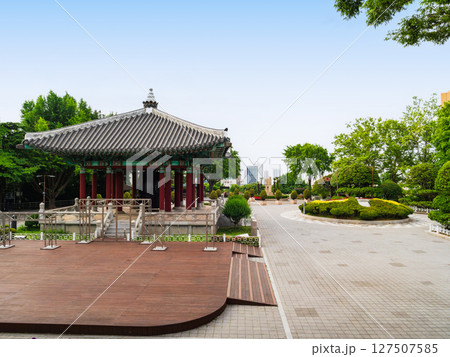 釜山 竜頭山公園 市民の鐘と花時計 釜山 竜頭山公園 市民の鐘と花時計 127507585