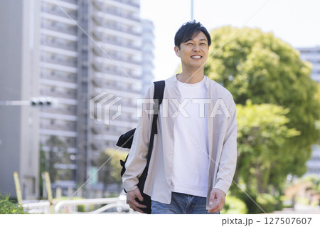 街を歩く40代の男性 127507607