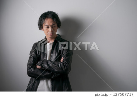 革ジャンを着た男性のポートレート 革ジャンを着た男性のポートレート 127507717