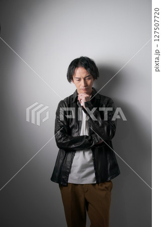 革ジャンを着た男性のポートレート 革ジャンを着た男性のポートレート 127507720