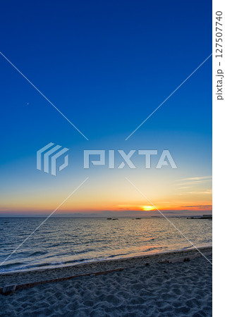 夕焼け色に染まる湘南葉山長者ヶ崎海岸の美しい水平線 127507740