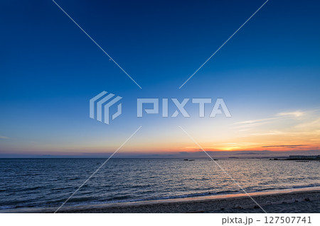 夕焼け色に染まる湘南葉山長者ヶ崎海岸の美しい水平線 夕焼け色に染まる湘南葉山長者ヶ崎海岸の美しい水平線 127507741