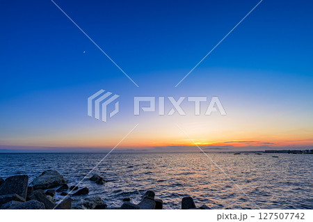 夕焼け色に染まる湘南葉山長者ヶ崎海岸の美しい水平線 127507742