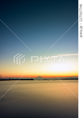 富士山を望む夕暮れの葉山小浜海岸の静かな海景 127507746