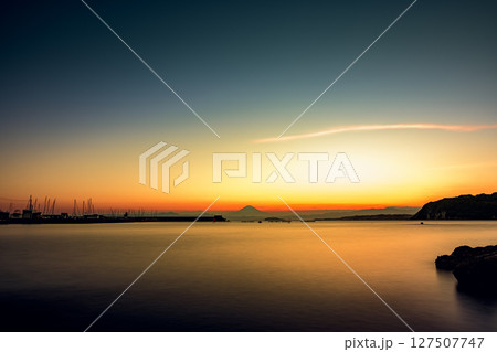 富士山を望む夕暮れの葉山小浜海岸の静かな海景 127507747