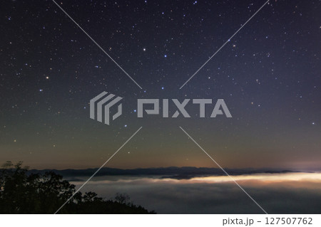 秋の星景色雲海の空の北斗七星 127507762