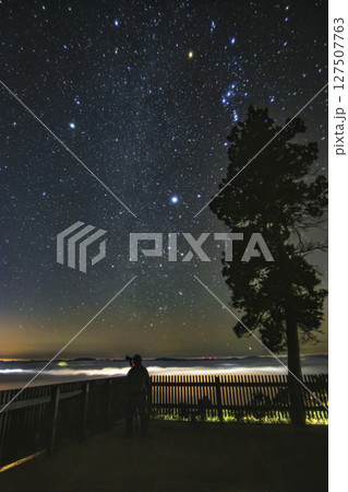 秋の星景色雲海の空のオリオン座とカメラマン 127507763