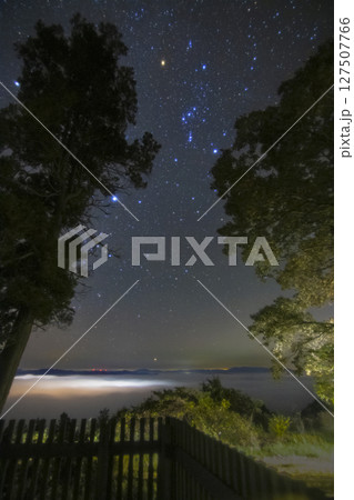 秋の星景色雲海の空のオリオン座と冬の天の川 秋の星景色雲海の空のオリオン座と冬の天の川 127507766