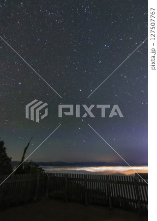 秋の星景色 雲海の空に昇る北斗七星 秋の星景色 雲海の空に昇る北斗七星 127507767